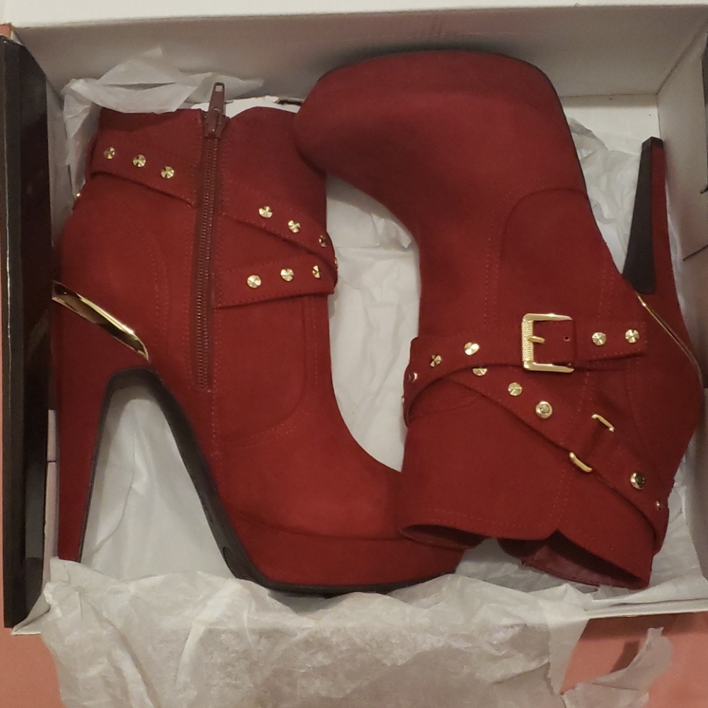 Red boot - Picture 3 of 4